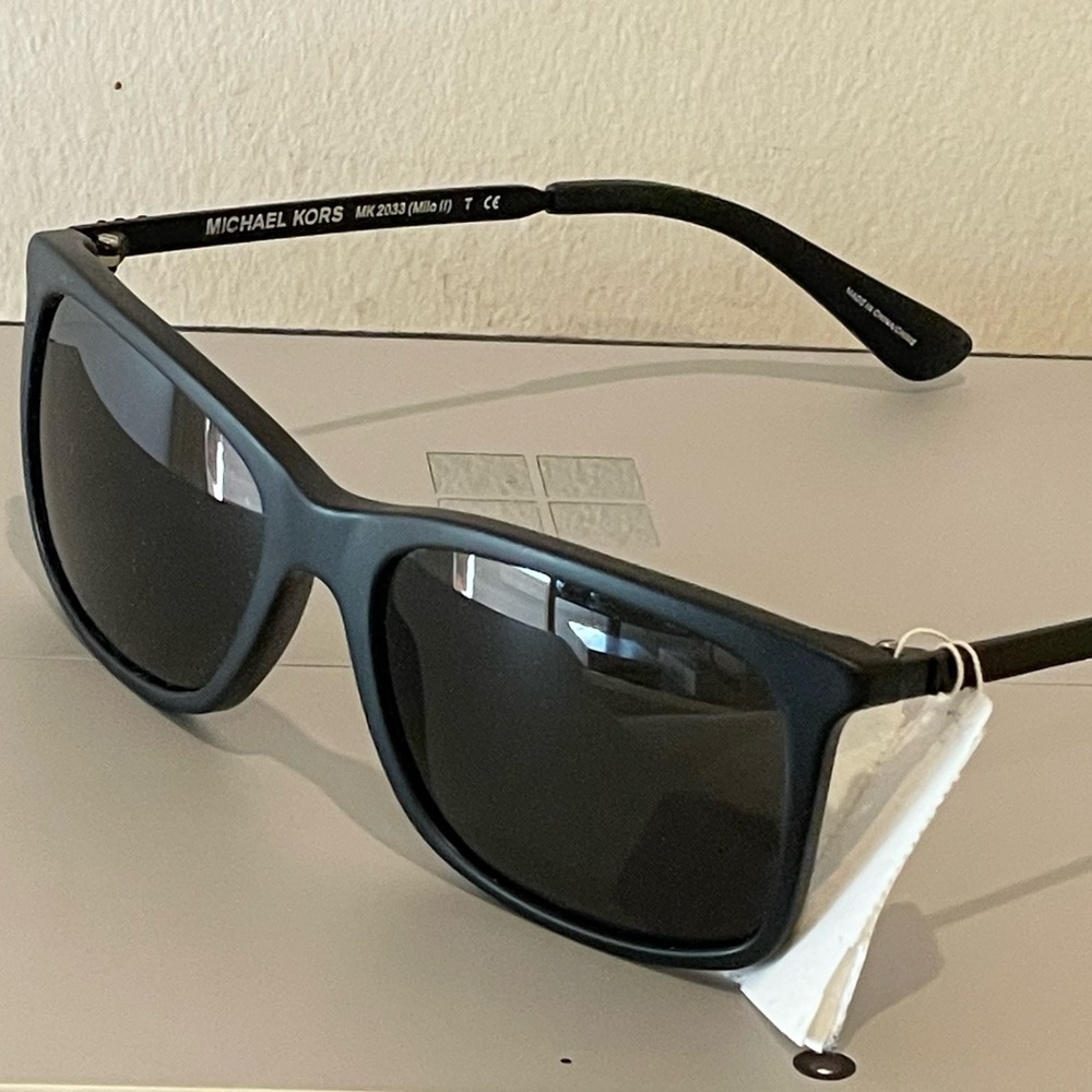 Michael Kors Milo II black sunglasses - Picture 2 of 12